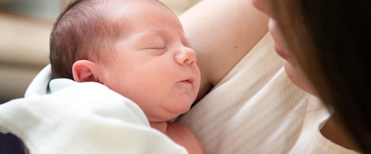 Sono e maternidade: privação de descanso impacta a saúde física e  emocional das mães