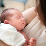 Sono e maternidade: privação de descanso impacta a saúde física e  emocional das mães