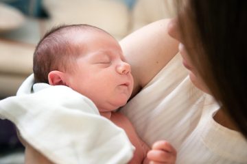 Sono e maternidade: privação de descanso impacta a saúde física e  emocional das mães