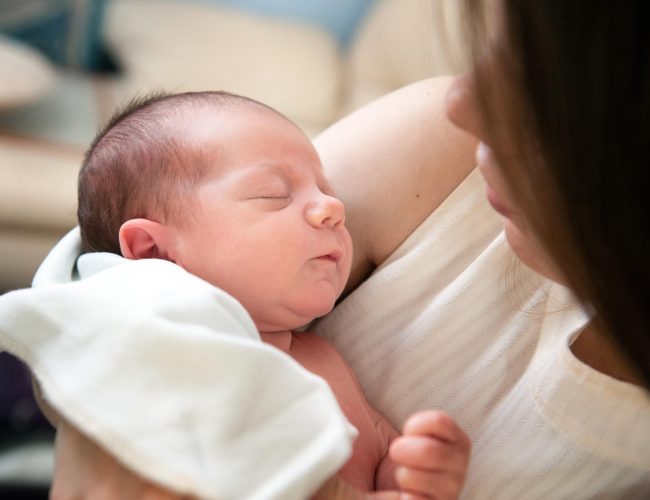 Sono e maternidade: privação de descanso impacta a saúde física e  emocional das mães