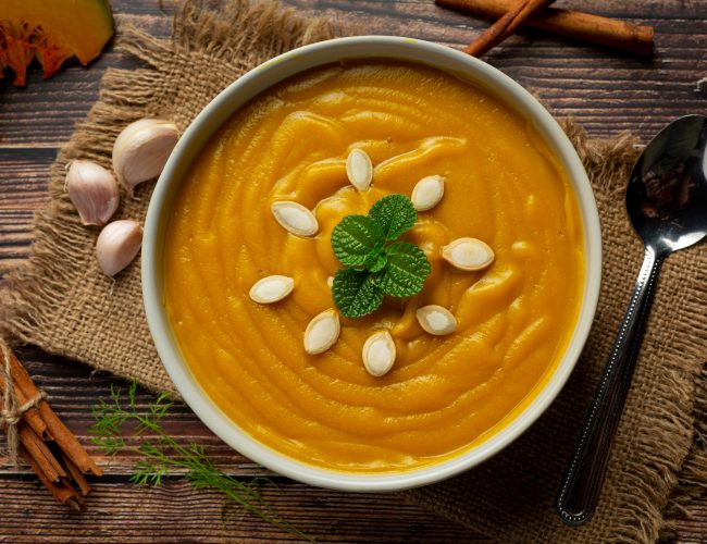 Sopa é janta, sim! Receita diferentona e termogênica para aquecer os dias frios