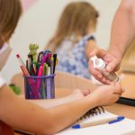 Volta às aulas impulsiona compras preventivas e reforça a importância de revisar a farmacinha de casa