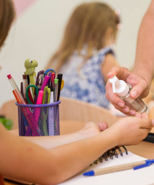 Volta às aulas impulsiona compras preventivas e reforça a importância de revisar a farmacinha de casa