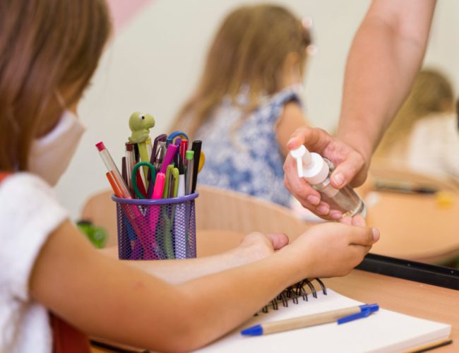 Volta às aulas impulsiona compras preventivas e reforça a importância de revisar a farmacinha de casa