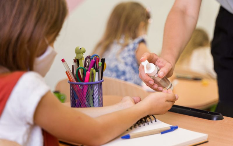 Volta às aulas impulsiona compras preventivas e reforça a importância de revisar a farmacinha de casa